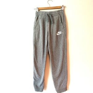Nike Sportswear Club Fleece Joggers, Boys Large, Heather Gray